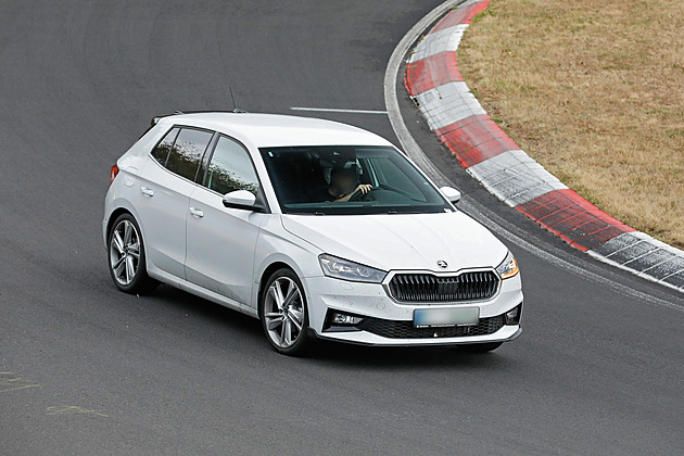 Škoda chystá přiostřenou Fabii. Máme první fotky