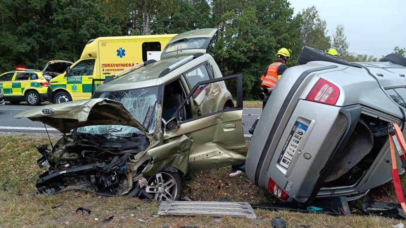 Jeden mrtvý, auto v prodejně i rozpárané o strom: Hasiči vyjížděli k vážným nehodám