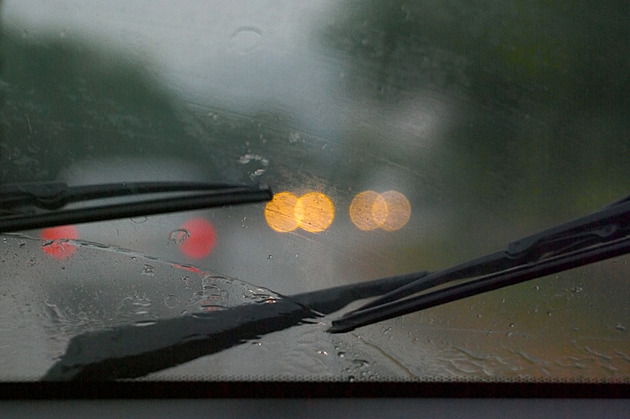 Podzim přináší zamlžená skla v autě. Takhle si poradíte i bez ventilace