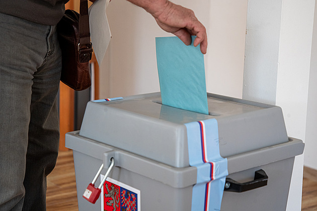 Voličský průkaz musíte použít, i když zůstanete ve svém obvodu. Jinak neodvolíte