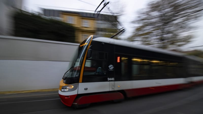 Tragická nehoda v Praze: Tramvaj srazila chodce, ten zraněním podlehl. Zřejmě šel po kolejích