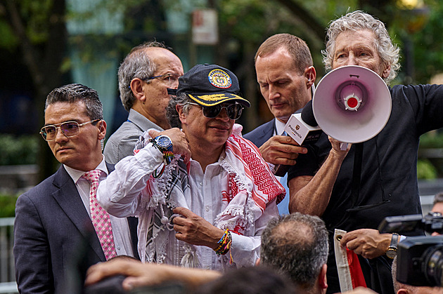 Kolumbijský prezident na demonstraci kritizoval Trumpa, USA mu zrušily vízum