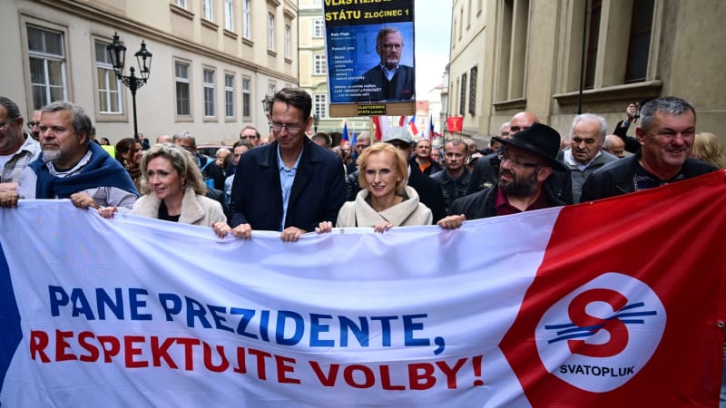 ON-LINE: V okolí Hradu to vře. Opoziční průvod narazil na odpor, skupiny rozděluje policie