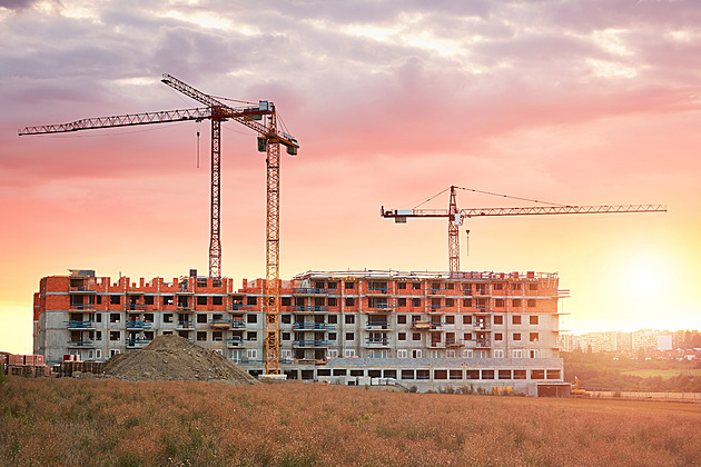 KOMENTÁŘ: Cihla a beton jako jistota? Proč jsou byty v Česku dražší než na Západě