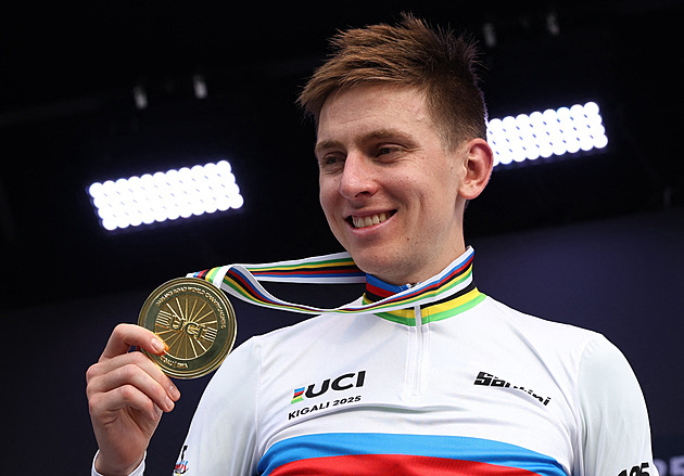 Rázná reakce. Pogačar v krutém závodě jasně obhájil zlato, Evenepoel se vztekal