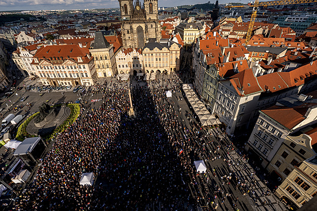 V centru Prahy se sešly tisíce lidí. Začalo shromáždění Zabraňme vládě extremistů