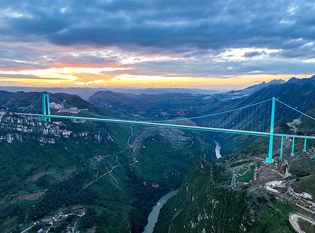 Jízda v oblacích přes 600 metrů nad řekou: Čína otevřela nejvyšší most světa
