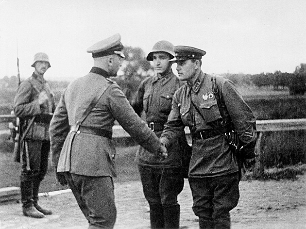 Jak se Polsko bránilo Rudé armádě, když si ho nacisté s bolševiky porcovali