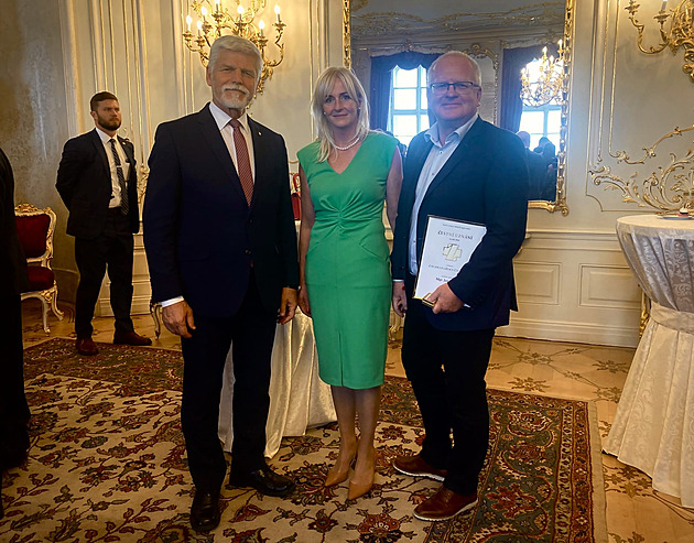 Ředitel odzbrojil školačku, která pobodala spolužáky. Vyznamenal ho prezident