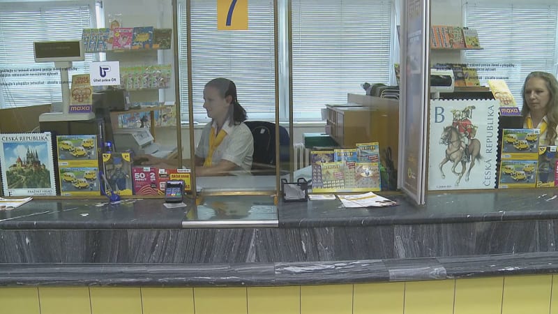 Poplatek 70 korun za výběr stovky? Pošta začíná přijímat všechny platební karty, systém testuje