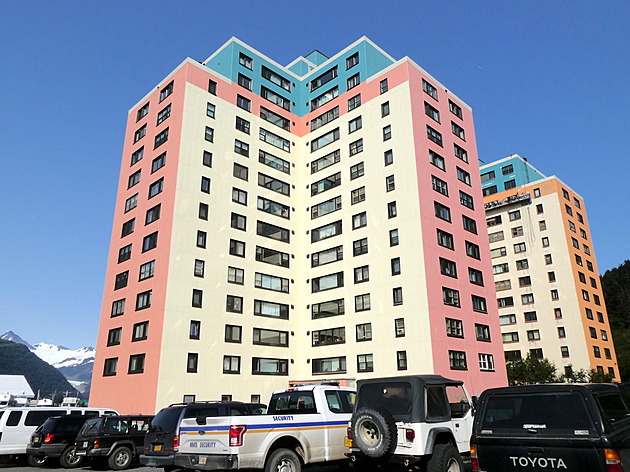 Celé město v jednom domě. Vešli se lidé, obchody, doktor, kostel i policie