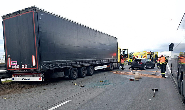 Srážka kamionu s autem zastavila D1 na Vyškovsku, náklaďák zřejmě nedobrzdil
