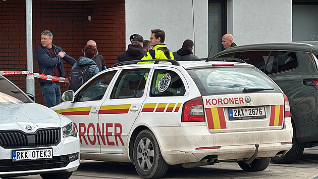 Tragická smrt dítěte? V kolínském bytě našli mrtvého a těžce zraněnou ženu