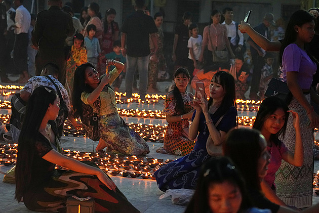 Barmská armáda bombardovala buddhistickou oslavu. Mezi mrtvými jsou i děti