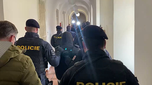 Mladík obviněný z vraždy prodavaček stane před soudem. Jednání bude neveřejné