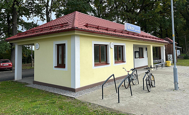 Opravená železniční stanice je kvůli vandalům uzavřená, cestující mrznou venku