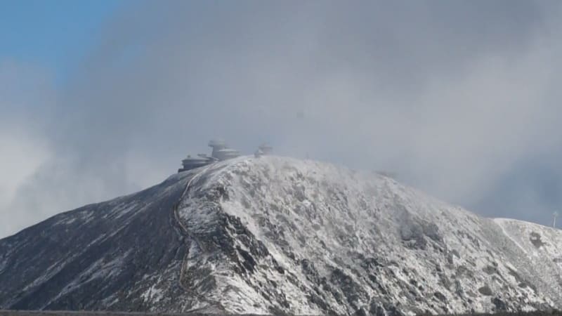Sníh napadal na Sněžce i Lysé hoře. Podívejte se na záběry, oba vrcholy pokryla bílá peřina