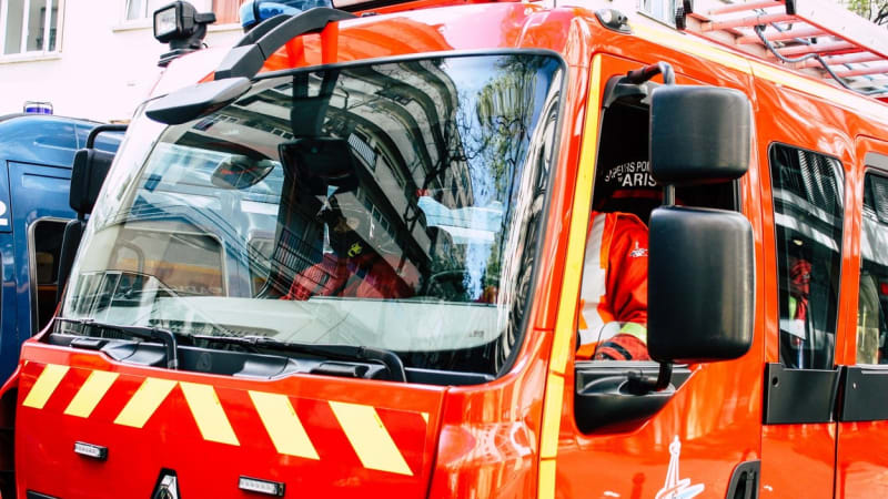 Plameny zachvátily desetipatrový dům v Lyonu. Zahynuli čtyři lidé, další jsou zranění