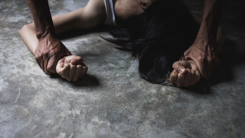 Gang mladistvých cizinců znásilňoval a okrádal učitelku. Rakouský soud poslal tři do vězení