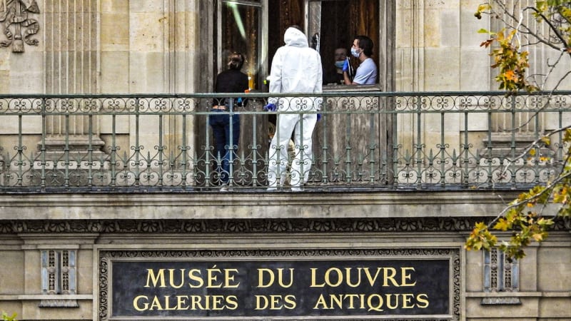 Lupiči z Louvru udělali řadu amatérských chyb. Zloděj šperků popsal jejich největší zaváhání