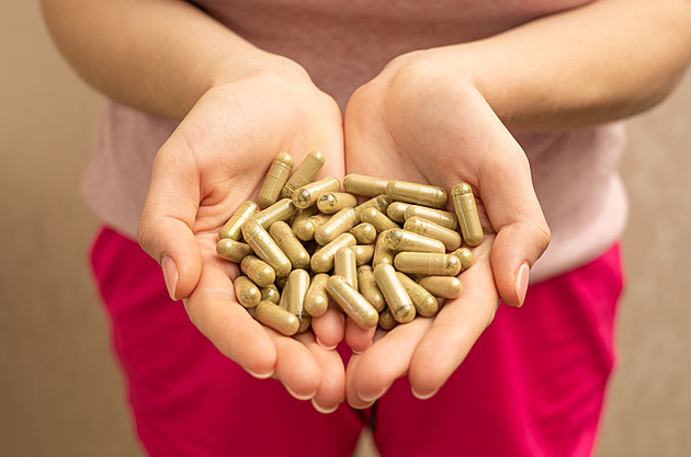 Odborníci řeší nový fenomén. Děti  si ráno míchají kratom, aby vydržely ve škole