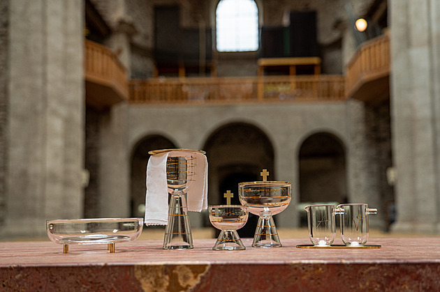 Design umí potěšit, říká sklářka. Pro Neratov tvořila bohoslužebné náčiní
