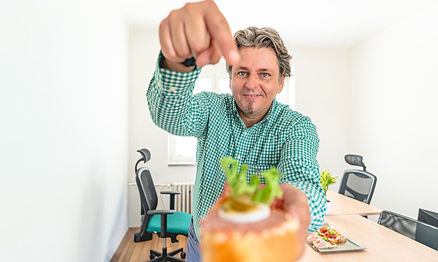 Jak vypadá výroba chlebíčků? Podívejte se do Čelákovic, kde se jich vyrobí miliony