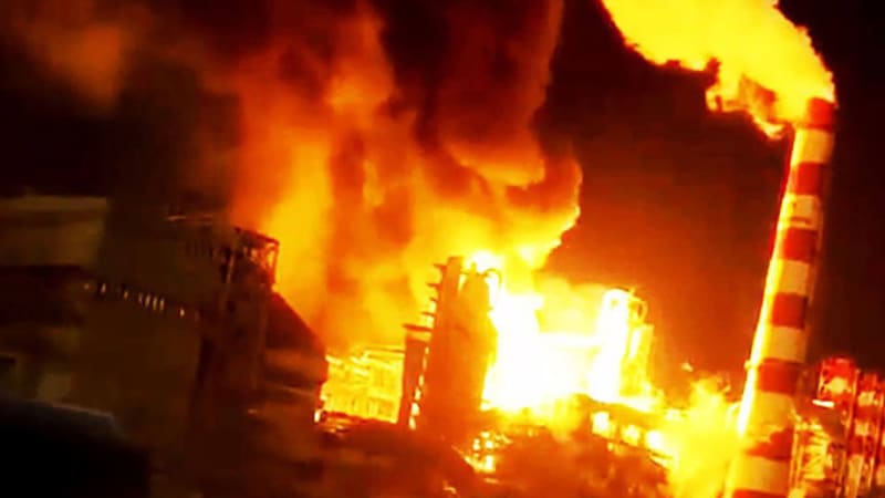 Masivní útok ukrajinských dronů: Mířily i na rafinerii, zasáhly tanker a část přístavu