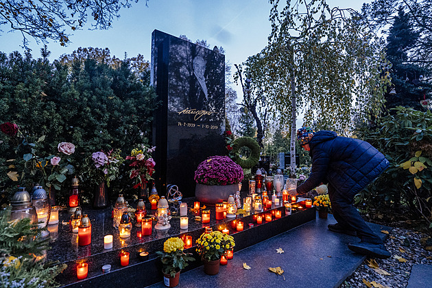 Pražané v dešti slavili Dušičky. Hrob Karla Gotta zaplavily svíčky a květiny