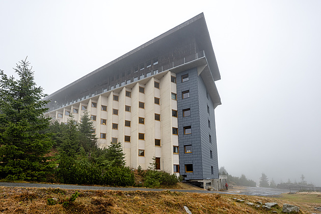 OBRAZEM: Labská bouda slaví půl století, nahlédněte do kuchyně i wellness