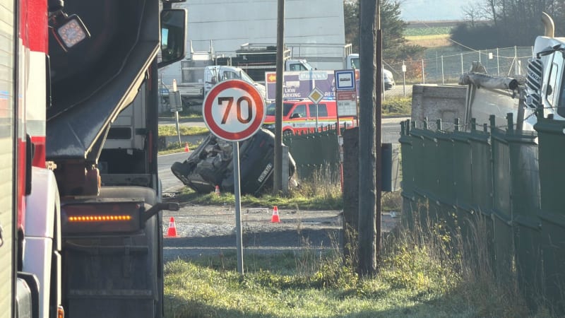 Tragédie na Příbramsku: Náklaďák se srazil s osobním autem, řidička nepřežila