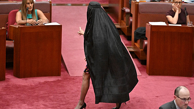 Australská senátorka pobouřila protestem v burce. Označili ji za rasistku a vyloučili ji