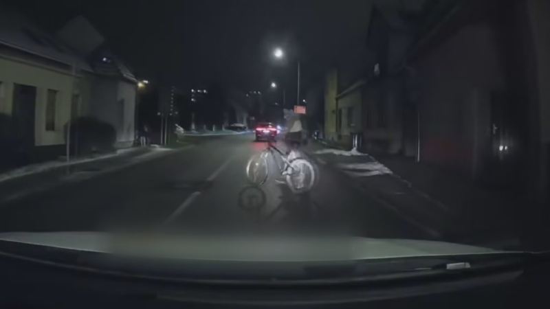 Konflikt v Brně kvůli troubení: Cyklista ulomil autu zrcátko. Spěchám za přítelkyní, hájil se