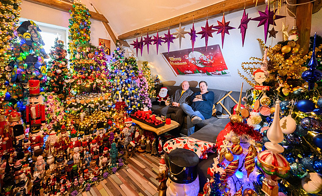 Sotva se vejdou na gauč. Manželé mají v domě 621 vánočních stromků