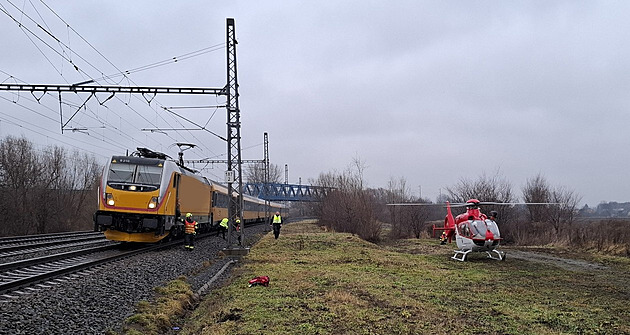 Zázrak na železnici. Muže „přejel“ vlak, přesto vyvázl téměř nezraněn