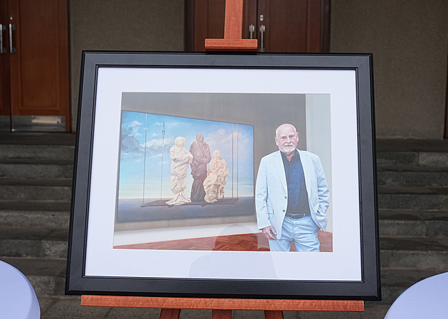 Poslednímu rozloučení s výtvarníkem Theodorem Pištěkem dohlíží Hradní stráž