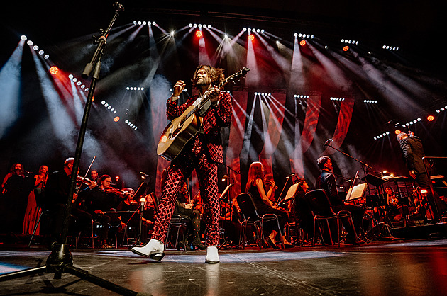 RECENZE: Krajčovy písně si s orchestrem sedly, juchání bylo spíš na škodu