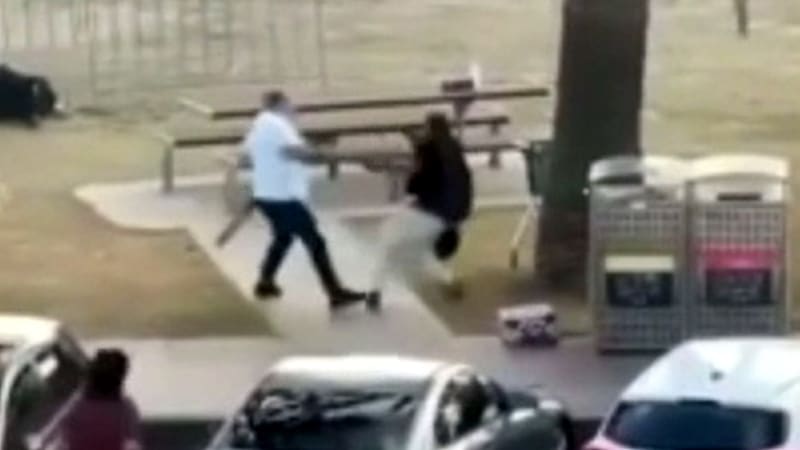 Hrdina v Sydney odzbrojil teroristu. Otec dvou dětí teď v nemocnici bojuje o život