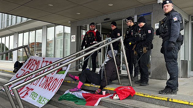 Propalestinští aktivisté se před budovou ČT připoutali k zábradlí, zasahovala policie