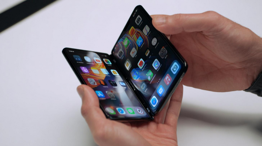 Návrat Touch ID a neviditelná selfie kamera. Co všechno víme o ohebném iPhonu?