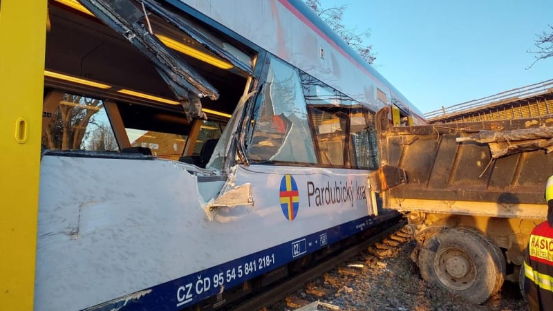 Vlak se na Orlickoústecku srazil s náklaďákem. Na místě jsou zranění, v akci je vrtulník