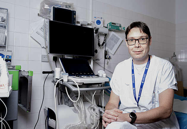 Je lepší, když na svátky slouží zdatnější muži. Kvůli opilcům, líčí primář urgentu