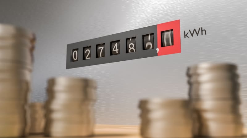 Čechům zlevní energie o tisíce. Jakým tarifům se vyhnout a kde mají obchodníci nejvyšší marže?