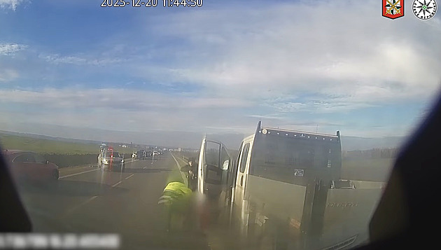 VIDEO: Zběsilá jízda zdrogovaného cizince. Ohrožoval ostatní, policista musel uskočit