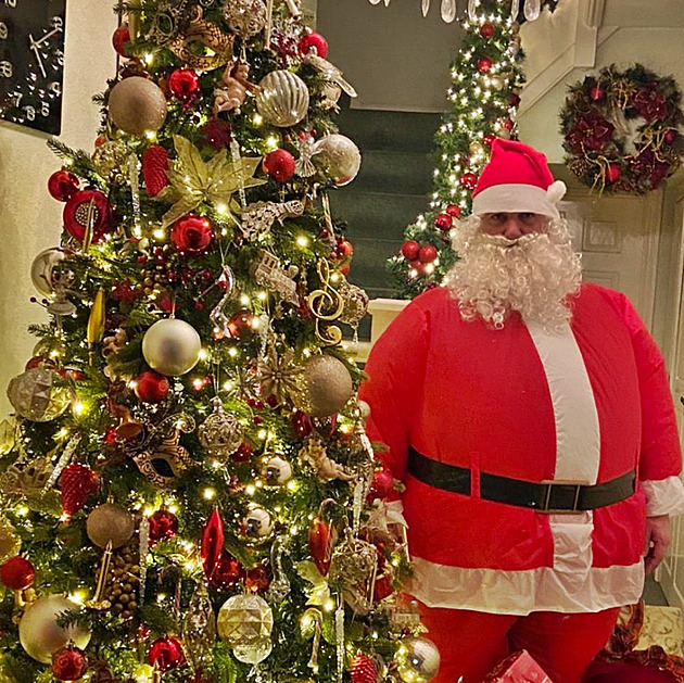 Na Vánocích nešetří a sousedé ho milují. Za čtvrt milionu proměnil dům v říši divů