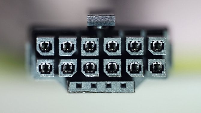Vánoce jsou čas, kdy si připomínáme… že grafiky Nvidia s 12+4pinovým konektorem mohou způsobit požár?