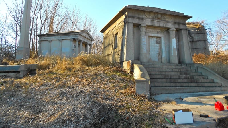 Lebky na policích, těla v rozkladu, uloupené šperky. Policie v USA zatkla vykradače hrobů