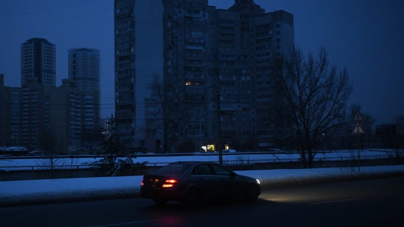 Přes milion Ukrajinců je po nočních útocích Rusů bez proudu. Tisíce budov v Kyjevě netopí