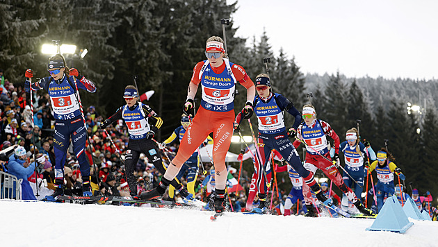 Biatlon ONLINE: Charvátová s Mikyskou se ve štafetě pohybují kolem devátého místa