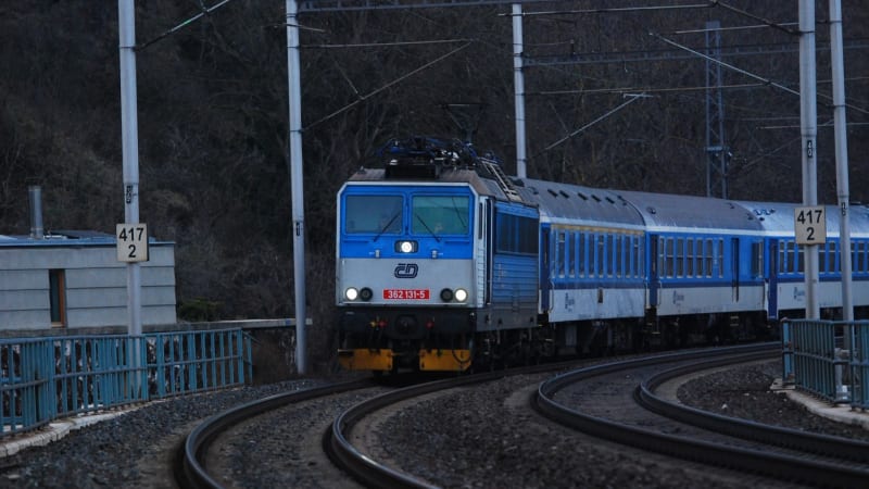 Vlak v Ústí nad Orlicí srazil člověka. Hlavní železniční koridor na Moravu stojí